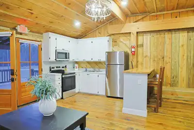 Image de Waterfront w/ Fireplace Cozy Retreat