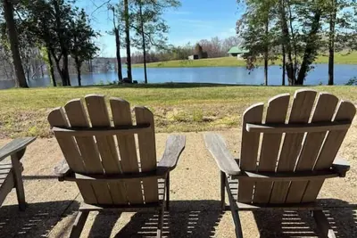 Image de Welcome to Firefly Point. A spacious, secluded lakefront home