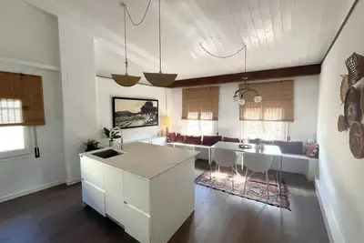 Image de Spacious 3 bedroom historic home with bar area and multiple living spaces