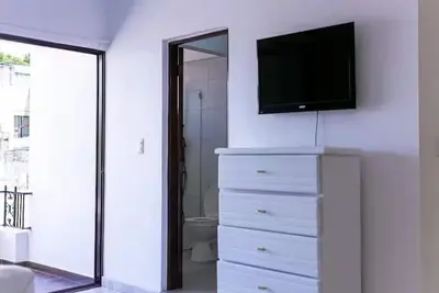 Image de Spacious Central w/ Balcony + Kitchen - 2 Beds