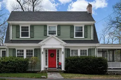 Image de Bright, sunny house with large screened-in porch in Milton, Ma