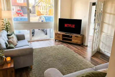 Image de Lovely House in Prestigious West End. 2 Free Parking Spots, Fast WiFi, Smart Tv