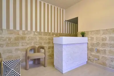 Image de Chic King Suite • Bright • Private Balcony