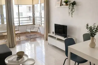 Image de Next to the beach, centrally located, terrace with swimming pool