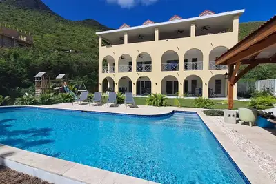 Image de 2-bedroom apartment in fabulous St John's with Ac comfort - Unit A