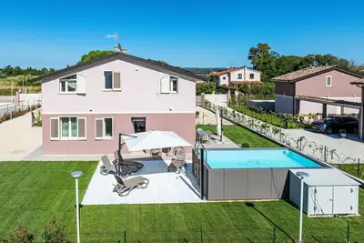 Image de Joli appartement avec climatisation, Wifi, piscine privée, Tv, terrasse et animaux admis