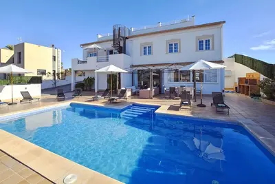 Image de Villa avec vue sur mer et piscine privée au coucher du soleil