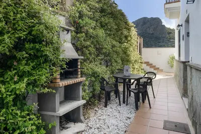 Image de Appartement « Casa Riguelas » avec vue sur la montagne, piscine et jardin partagés