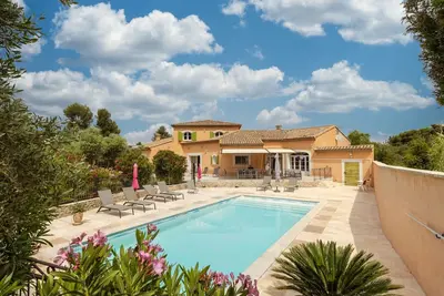 Image de Villa des Anges, villa de vacances avec piscine privée pour 8 personnes à Chateaurenard en Provence