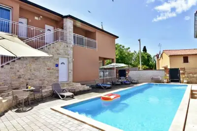 Image de Bel appartement au rez-de-chaussée avec piscine partagée à Tar