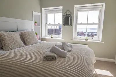 Image de Set in Scarborough’s historic old town, Sandgate Seaview is a charming property with over 300 years of character. Beautifully furnished throughout, it offers stunning views across the sea and coastline for a memorable stay.