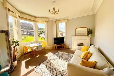 Image de Spacious Victorian apartment in South Cliff. Sleeps 5. Views over the old cricket ground to Oliver's Mount. 5 mins to esplanade, 15 mins to beach & town. Period features throughout. Perfect for families exploring Scarborough.