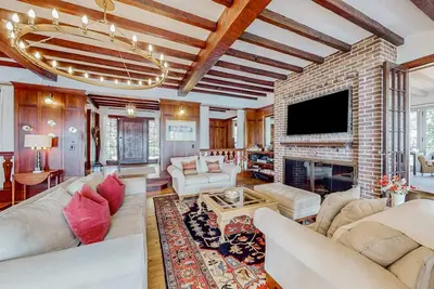 Image de Capeview Estate | House in Bourne with Water Views & Deck
