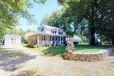 Image de Welcoming home on Main St. with screened porch & large yard - 1 dog Ok