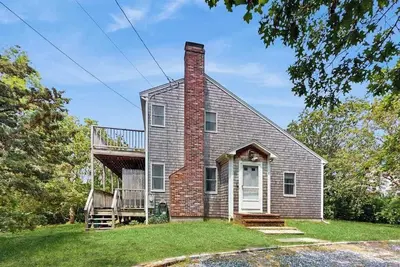 Image de Home in a bayside neighborhood with 2 large decks - walk to beaches