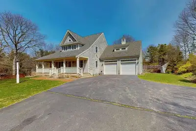 Image de Idyllic home on half-acre with amazing location, 3 living areas, central Ac, W/D