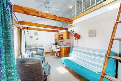 Image de Seaside condo with patio, beach access, loft, board games, gas grill, & firepit