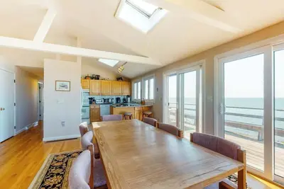 Image de Oceanfront home with great views, deck, grill & beach access - dog-friendly