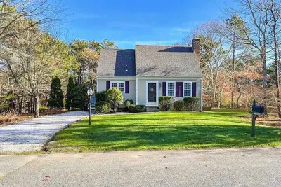 Image de Quintessential Cape Cod Home. Beautiful Beaches, Chip Shot to Golf and Town