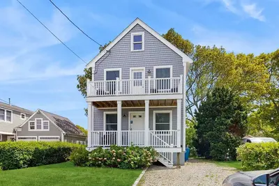 Image de Newly built bayview home, steps to dock/launch on Great Pond - small dogs Ok