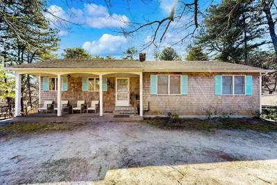 Image de Light-filled home steps from Rail Trail - near pond, bay & ocean beaches