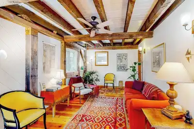 Image de Gorgeous woodland home with deck & firepit - walk to ocean bluffs & Rail Trail