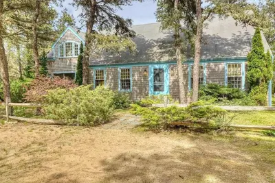 Image de Charming home set on private lot with WiFi, sunroom, W/D, & great location