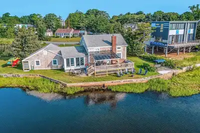 Image de Historic charmer on the water with a firepit, kayaks, bikes, & firepit