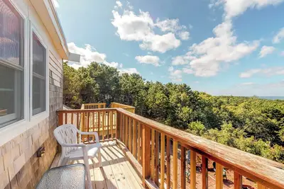 Image de Bayview home, WiFi, multiple decks, hot tub, games