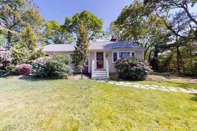 Image de Cozy Cape home, Wifi, outdoor shower and deck - minutes to beach