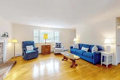 Image de Friendly retreat with a deck, Ac, and board games - stellar central location