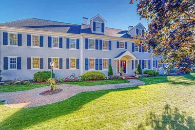 Image de Sprawling dog-friendly lake estate with pool, patio, fire pit, games, & views