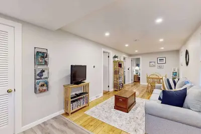 Image de Cozy home close to the beach with patio, Washer/Dryer, & Partial Ac