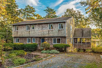 Image de Waterfront home with lovely lake views, great deck, sun porch & fireplace