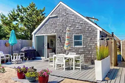 Image de Quiet cottage on the beach with deck, grill, Ac, & water views