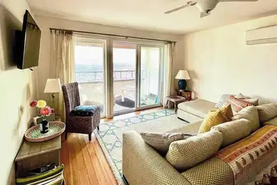 Image de Beautiful bayfront condo with WiFi & washer/dryer - near beaches, lighthouses