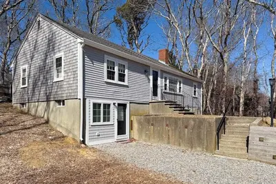 Image de Beautifully renovated home near Scargo Lake with deck, W/D, Ac, games, & yard