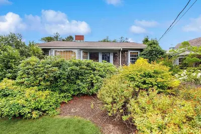 Image de Welcoming island cottage with patio & enclosed yard - close to town & beaches