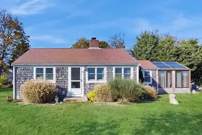 Image de Peaceful waterview retreat with sunroom, Ac, grill & amazing outdoor space