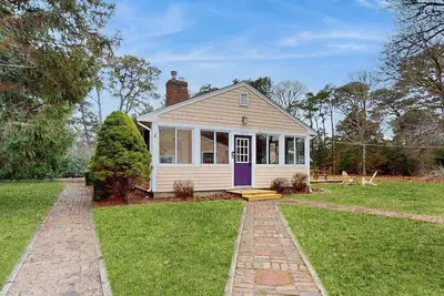 Image de Dog-friendly home with large yard - walk to Great Pond & Kingsbury Beach