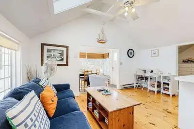 Image de Cape Cod cottage with patio - near golf, 100 yards to private Mashpee Beach