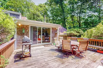 Image de Spacious home near the beach with deck, W/D, Ac, & central location