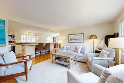 Image de Inviting duplex with central Ac, grill, firepit, & walk to beach