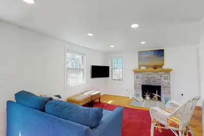 Image de Renovated cottage steps from private beach with backyard, grill, bay views, Ac