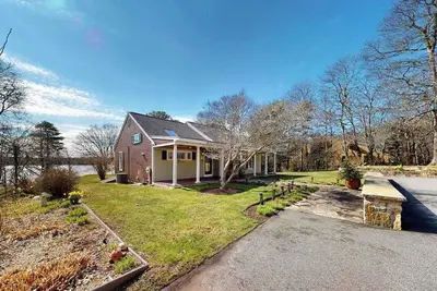Image de Wonderful waterfront getaway with furnished deck, pond access, kayaks & WiFi