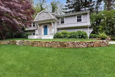Image de Beautiful bright home with firepit, deck & backyard - walk to beach