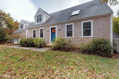 Image de Quaint home w/ large backyard, outdoor shower & private grill near Katama Bay
