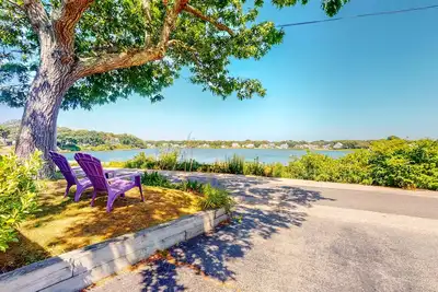Image de Family Friendly Falmouth Beach House with Ocean Views and Bbq Grill