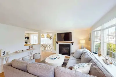 Image de Beautiful updated cottage: walk to beach, Ac & large yard