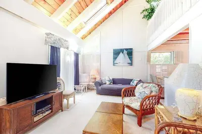 Image de Summer home with expansive deck & wonderful location for beachgoers